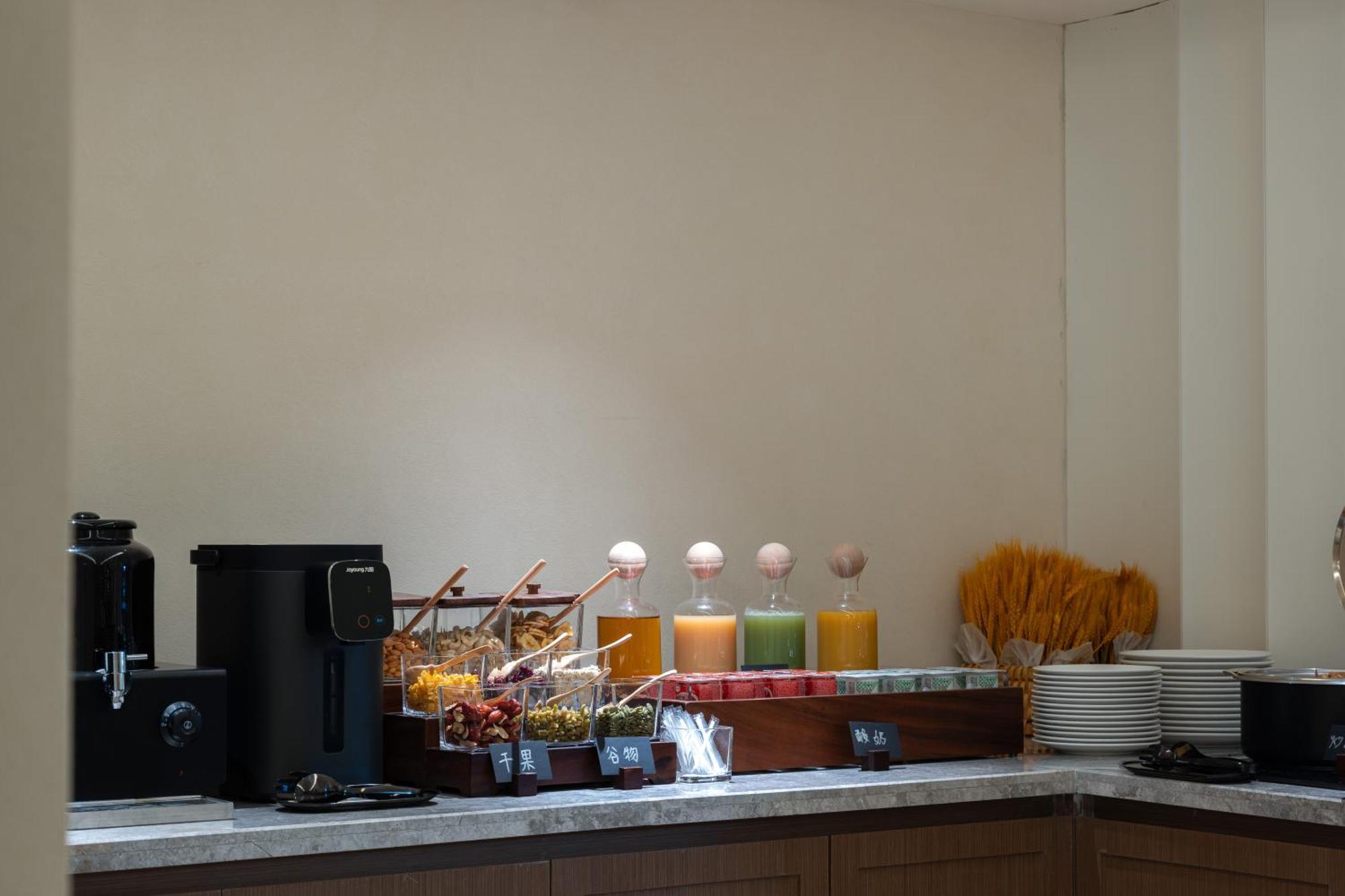 Atour People's Square Nanjing Road Pedestrian Street Hotel 4*