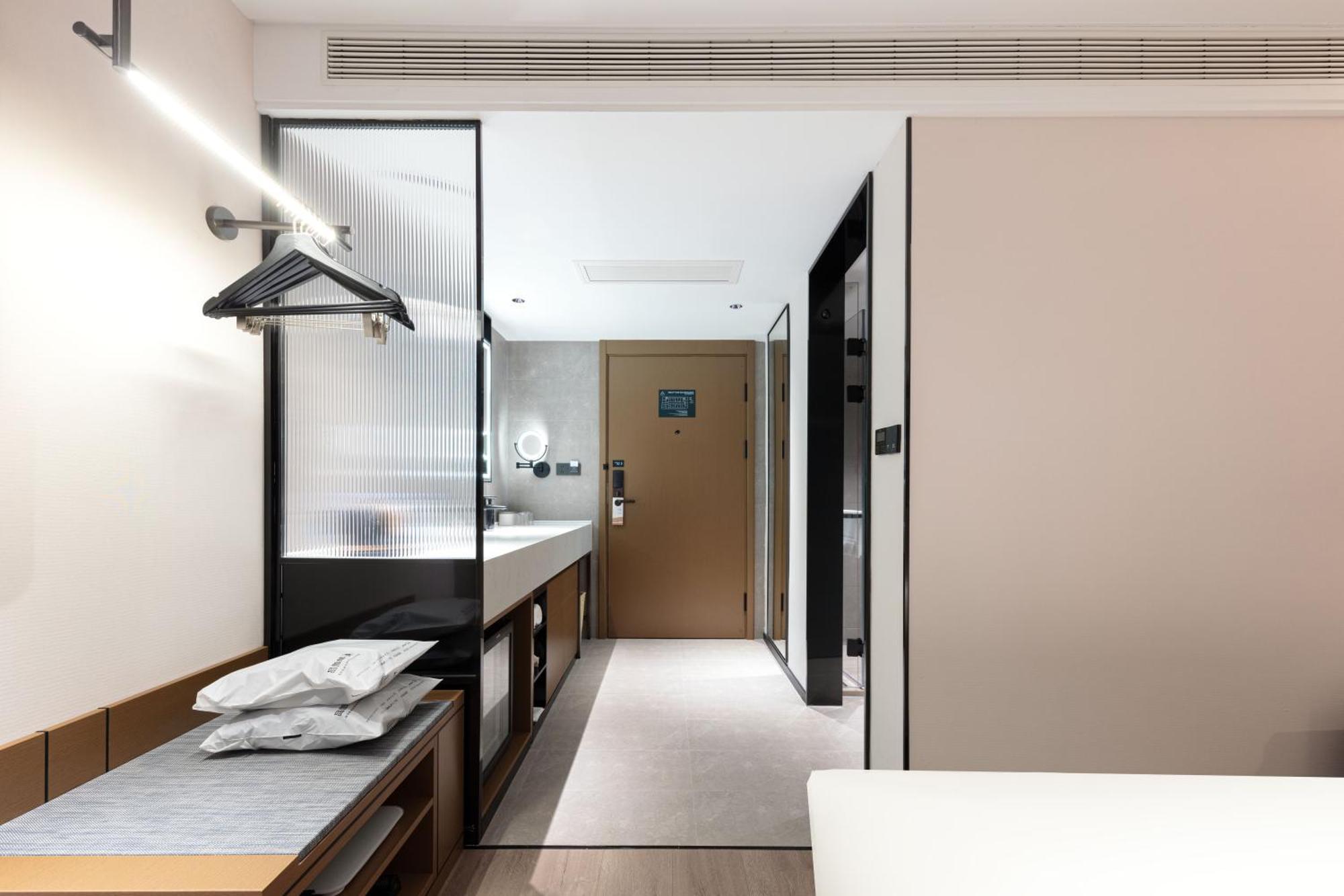 Hotel Atour People's Square Nanjing Road Pedestrian Street 4*